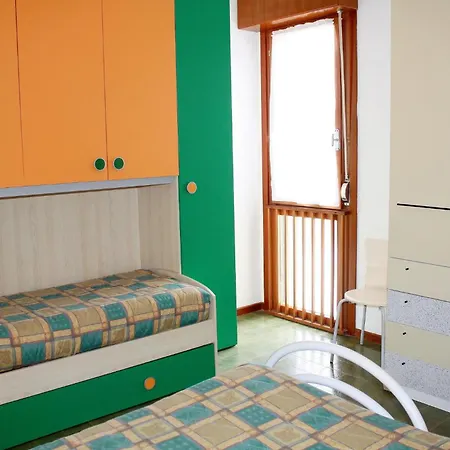 Апартаменты Equipped Flat With Garden And Pool