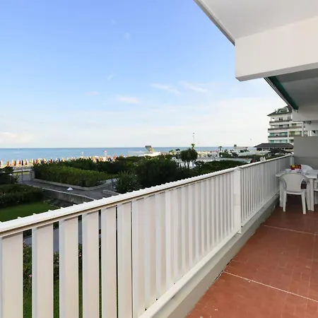 Апартаменты Equipped Flat With Garden And Pool *