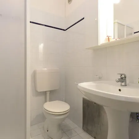 Апартаменты Equipped Flat With Garden And Pool